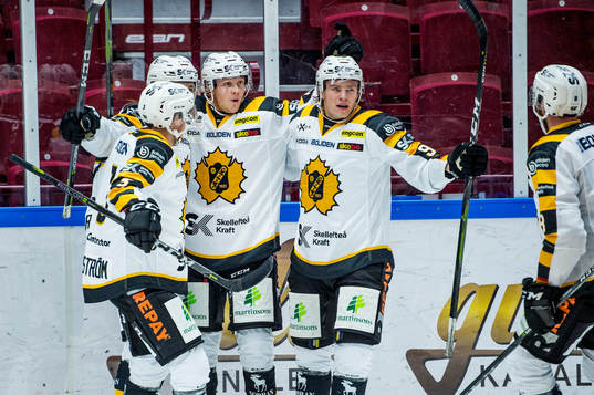 Skellefteås Linus Lindström jublar med lagkamraterna