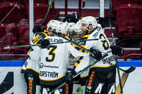 Skellefteås Linus Lindström jublar med lagkamraterna