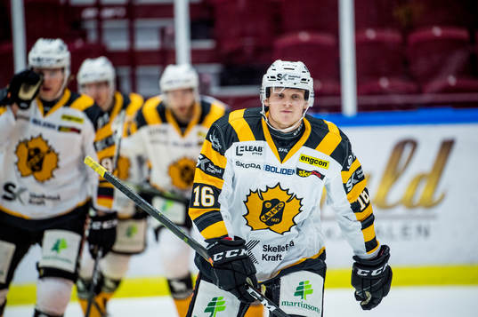 Skellefteås Linus Lindström jublar med lagkamraterna