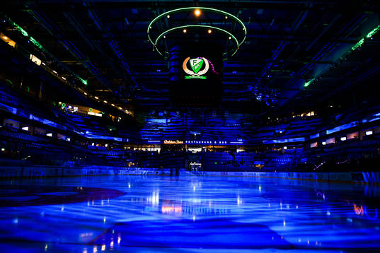 Jumbotronen och isen i Löfbergs Arena