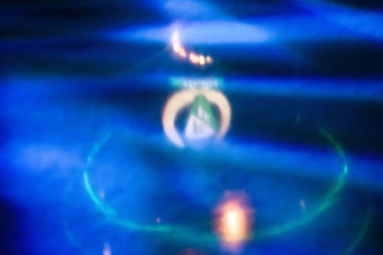 Färjestads sköld reflekteras från jumbotronen i isen