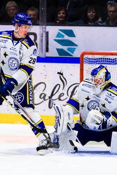 Leksands Mattias Göransson och målvakt Janne Juvonen