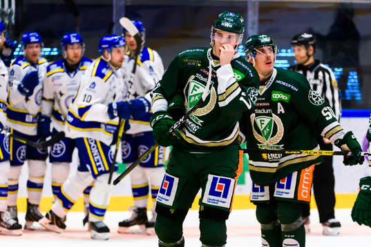 Färjestads Oskar Bäck och Sebastian Erixon deppar