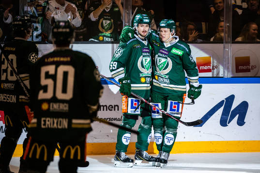 Färjestads Linus Johansson och Daniel Viksten jublar