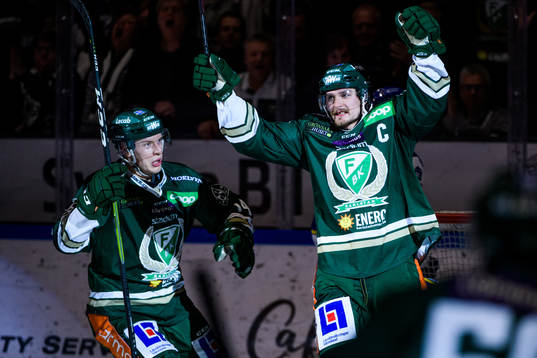 Färjestads Victor Ejdsell och Linus Johansson jublar