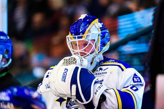 Leksands målvakt Janne Juvonen deppar i båset