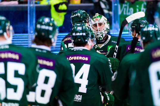 Färjestads målvakt Arvid Holm jublar med lagkamrater