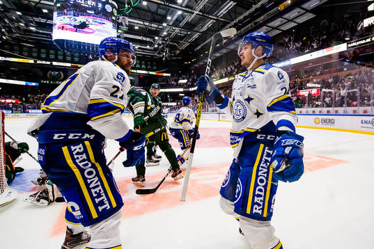 Leksands Marek Hrivik och Thomas Valkvae Olsen jublar