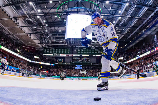 Leksands Johan Fransson deppar och skjuter in pucken i mål