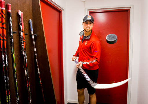 Örebros Mathias Bromé värmer upp med en puck i