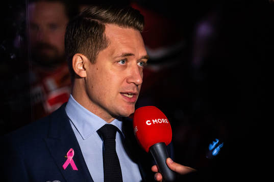 Växjös tränare Sam Hallam blir intervjuad av Cmore