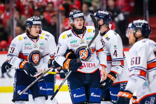 Växjös Fredrik Karlström jublar med lagkamrater