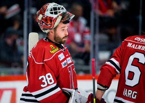 Örebros målvakt Dominik Furch deppar