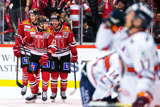 Örebros Sakari Salminen jublar med Mathias Bromé