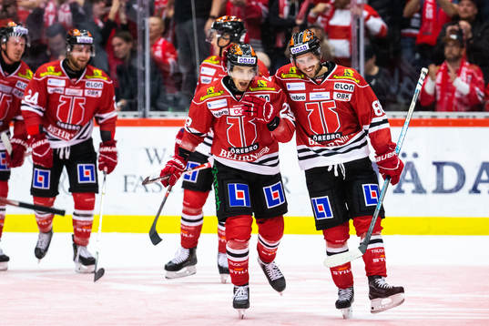 Örebros Sakari Salminen jublar med Mathias Bromé