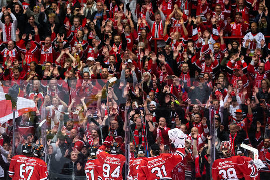 Örebros spelare jublar mot supportrar
