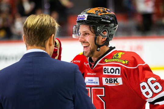 Örebros Mathias Bromé blir intervjuad
