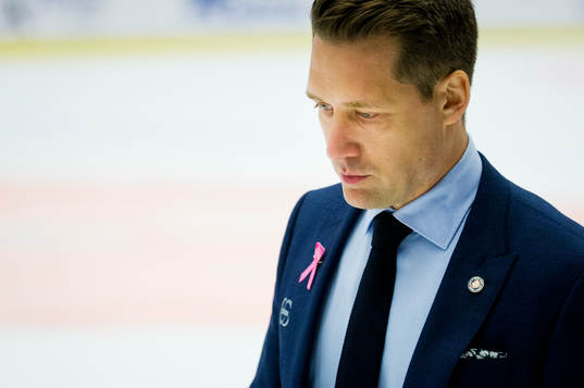Växjös tränare Sam Hallam deppar