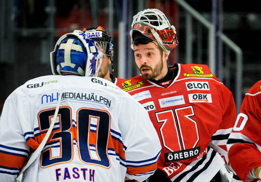 Örebros målvakt Dominik Furch tackar Växjös målvakt