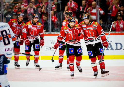Örebros Mathias Bromé jublar med Sakari Salminen vid 4-1