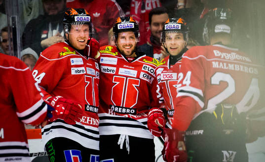 Örebros Ryan Stoa och Mathias Bromé jublar med Sakari