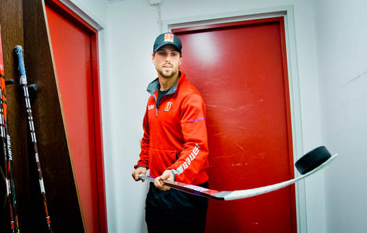 Örebros Mathias Bromé värmer upp med en puck i