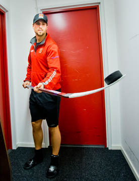 Örebros Mathias Bromé värmer upp med en puck i