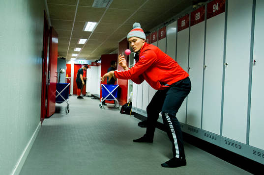 Örebros Max Lindholm värmer upp utanför