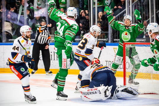 Rögles Hampus Gustafsson jublar med Adam Edström