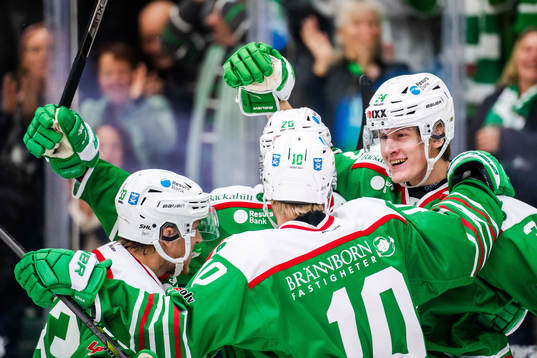 Rögles Adam Edström jublar med lagkamrater