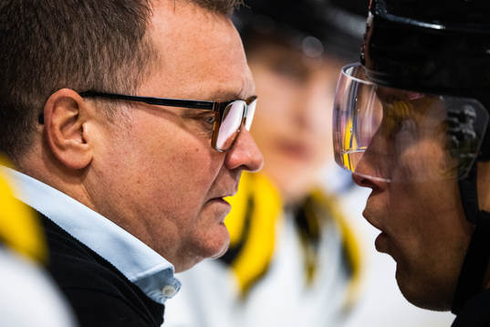 Brynäs tränare Magnus Sundquist och domare Tobias Björk