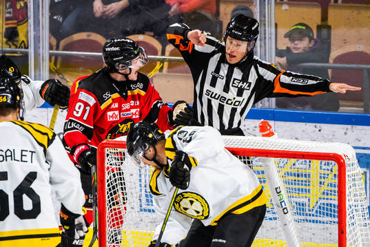 Luleås Austin Farley reagerar