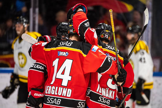 Luleås Jesper Sellgren jublar med lagkamrater