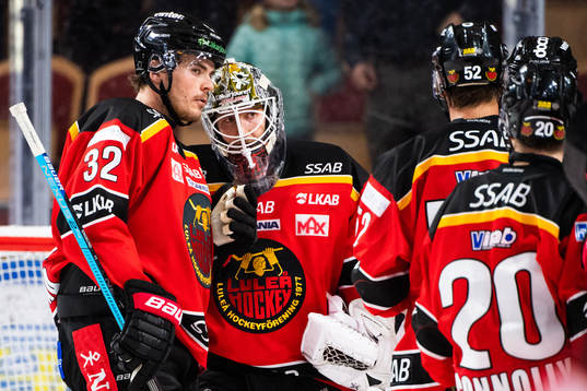 Luleås Oscar Engsund och målvakt Joel Lassinantti jublar