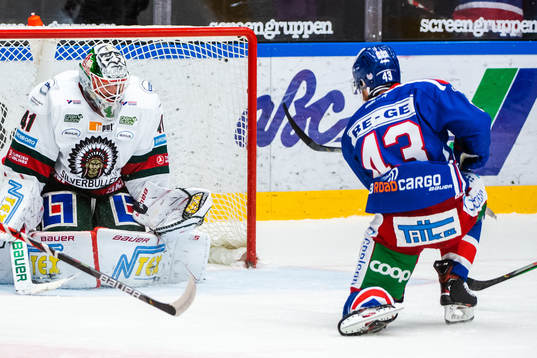 Oskarshamns Nichlas Hardt och Frölundas målvakt Niklas
