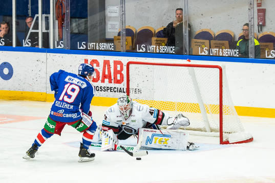 Oskarshamns Tyler Kelleher missar en straff på Frölundas