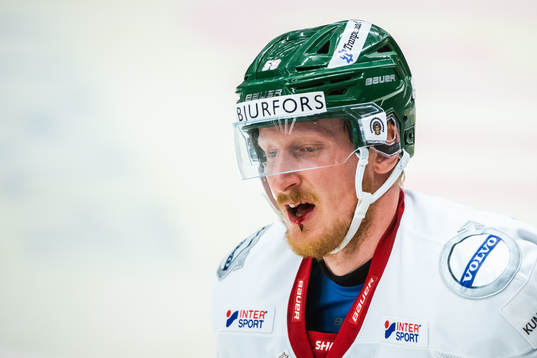 Frölundas Simon Hjalmarsson blöder från munnen