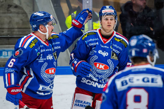 Oskarshamns Filip Sveningsson jublar med lagkamrater