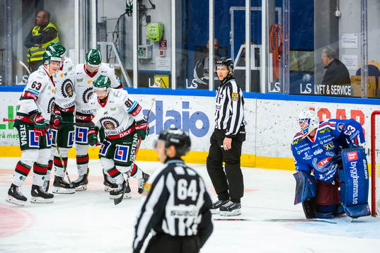 Frölundas Ryan Lasch jublar med lagkamrater