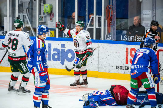 Frölundas Ryan Lasch jublar med lagkamrater