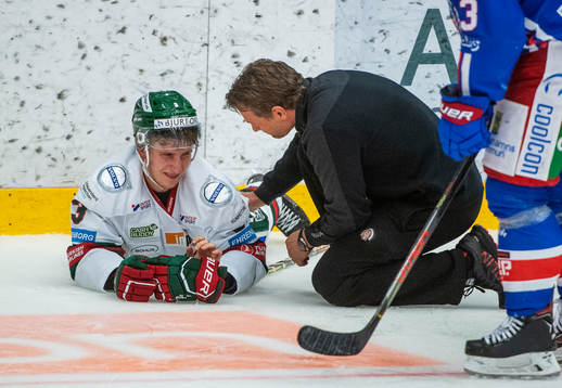 Frölundas Jacob Moverare ligger på isen