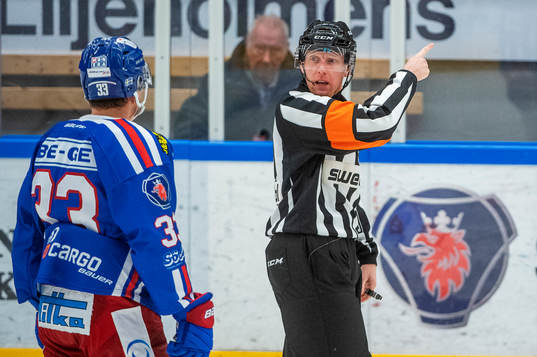 Domare Mikael Holm visar ut Oskarshamns Filiph Engsund