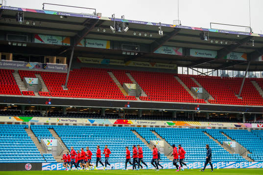 Players of Norway warm up