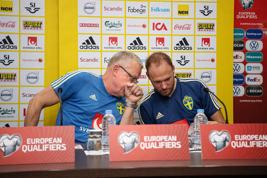 Head coach Janne Andersson and Andreas Granqvist of the