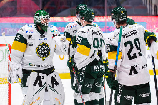 Björklövens målvakt Joe Cannata jublar