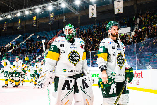 Björklövens målvakt Joe Cannata och Alex Hutchings jublar