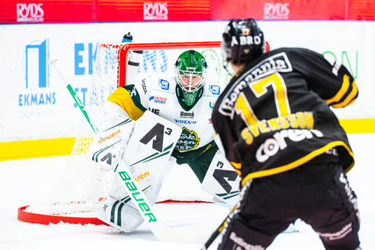 s Jacob Svenssonunder ishockeymatchen i hockeyallsvenskan
