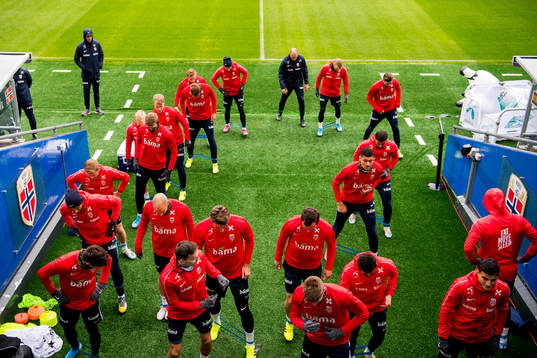 Bjørn Maars Johnsen and the players of Norway warm up