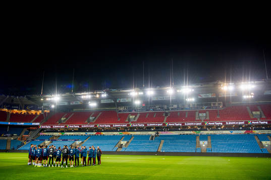 Players of Spain gather in a circle