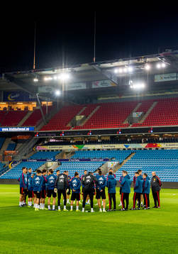 Players of Spain gather in a circle